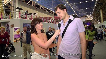 Jouer Un adolescent nu prend des interviews nues à travers la taupe sur le sexe et comment ils veulent avoir des relations sexuelles